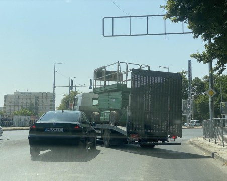 Камион с безумни маневри на Сточна гара, направи ляв завой от най-дясна лента