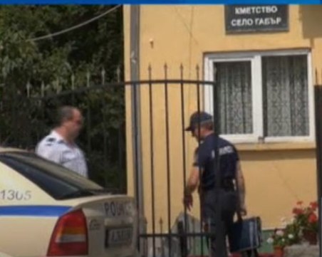 Като във филм: Секретарката на кметство задигна 13 000 лв., инсценира ПТП с пожар