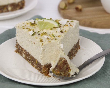 Летен десерт: Чийзкейк с лайм и шамфъстък