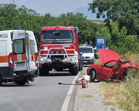 Тежка катастрофа между кола и линейка край Сливен, двама загинаха
