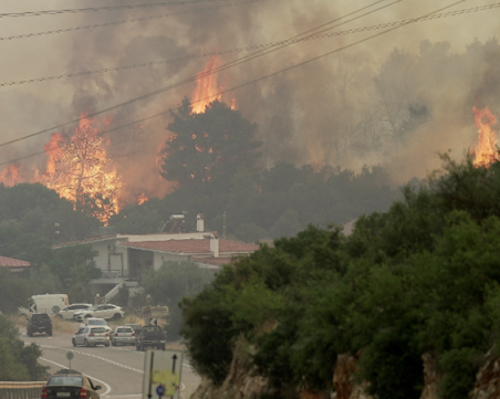 Туристите на горящия Родос: Беше ужасяващо, казаха ни, че сме обречени