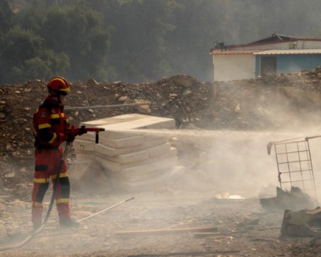 Туроператори спряха полети до Родос заради огнената стихия