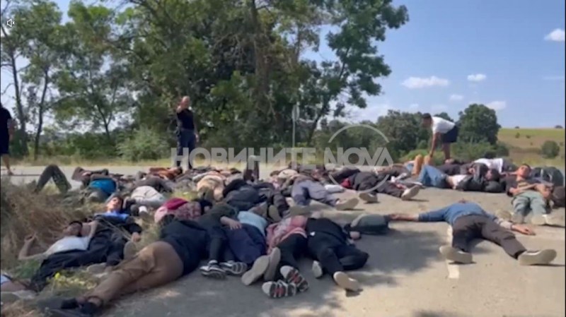 Десетки изтощени мигранти легнаха на път в Ямболско. 50-те души от