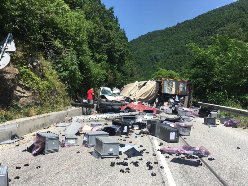 Тежка катастрофа затвори пътя Асеновград-Смолян. Инцидентът е станал в района