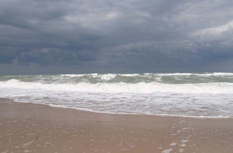 Украински турист почина на плаж в Бургаско. Това съобщиха от