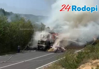Камион със слама се запали на пътя за Маказа към