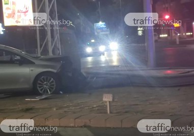 Кола се вряза в билборд в центъра на Пловдив сигнализираха