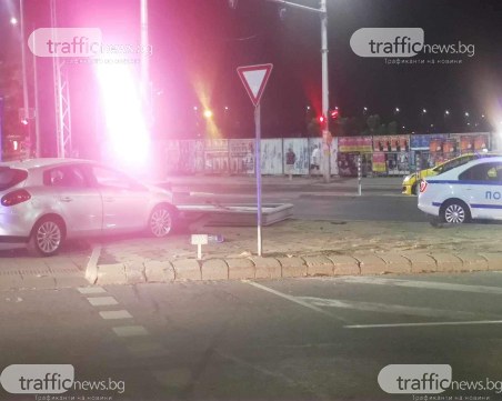 21-годишен шофьор е управлявал колата, бутнала билборда на Сточна гара