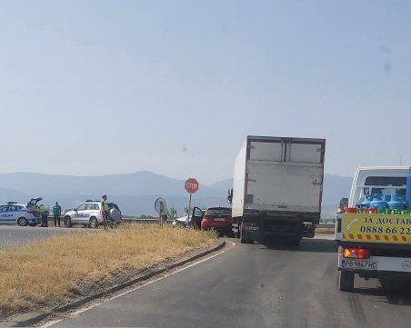 Камион и две коли се блъснаха край Пловдив, жена е откарана в болница