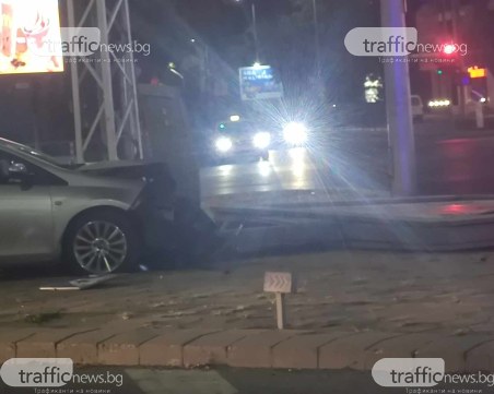 Кола се вряза в билборд в центъра на Пловдив, на място има две патрулки