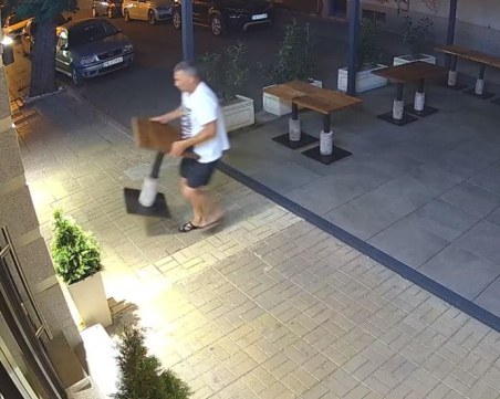 Мъж си хареса маса в пловдивско заведение, взе си я