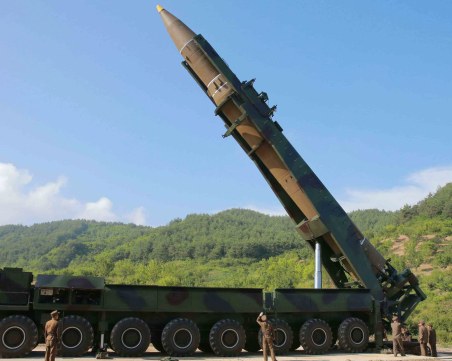 Северна Корея изстреля две балистични ракети