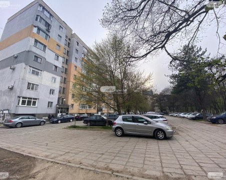 Цял вход в Пловдив заложници на професионален домоуправител, отказва да си тръгне