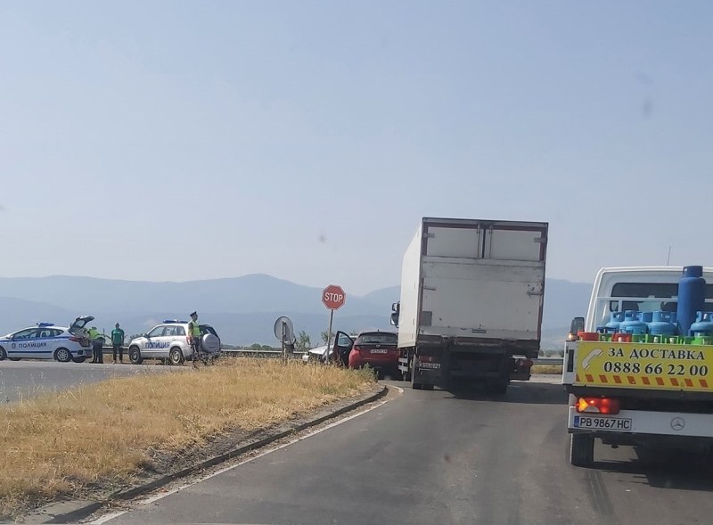 Камион и две коли се блъснаха край Пловдив, жена е откарана в болница