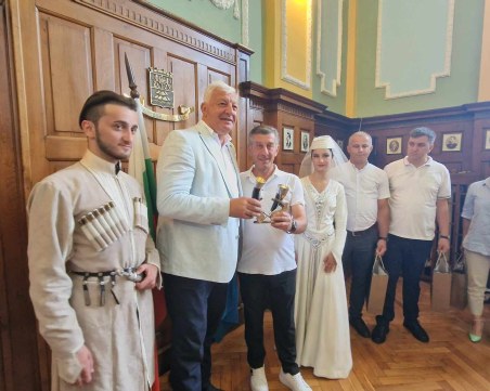 Грузински чаши от рог и индонезийска маска за Зико от танцьорите от Фолклорния фест