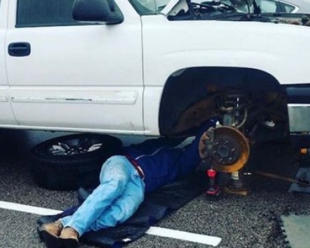 Кола премаза собственика си, докато той я ремонтира