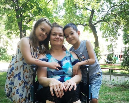 Майка на две деца от Пловдив се нуждае от средства за лечение