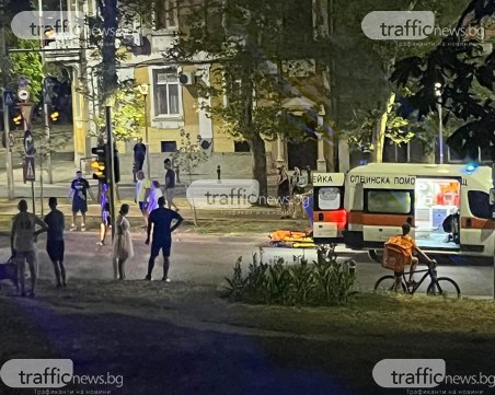 Лъскава кола помете пешеходка в центъра на Пловдив, пресичала на 