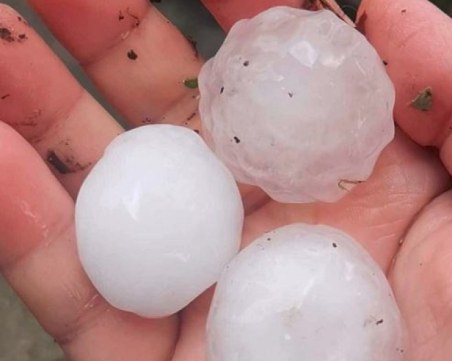 Сбъдват се прогнозите: Градушки и гръмотевични бури удариха страната