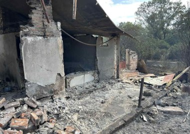 Три временни постройки във вилна зона Отдих край Хисаря изгоряха