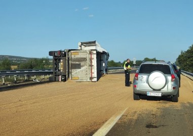 Камион натоварен с жито се е обърнал на автомагистрала Тракия