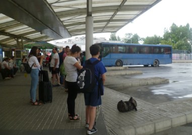 Междуградският автобус движещ се по линията Хисаря Пловдив днес просто реши