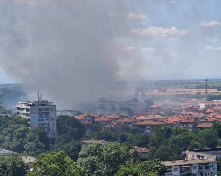Докога? Отново горят боклуци в Шекера, миризмата се усеща в целия Пловдив