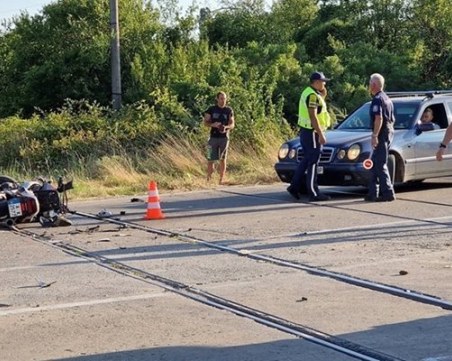 Моторист се заби в бус в Казанлък, загина на мястo