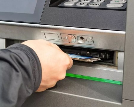 Окончателно: Фирмите с над 100 служители ще плащат заплати само по банков път