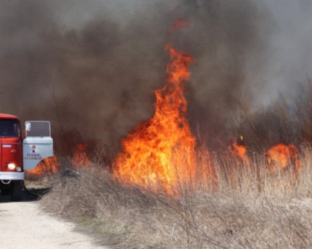 Продължава борбата с три пожара в Хасковско