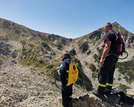 Загасиха пожар в Пирин с вода, носена на гръб