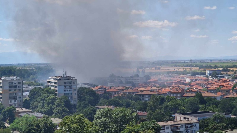 Докога? Отново горят боклуци в Шекера, миризмата се усеща в целия Пловдив