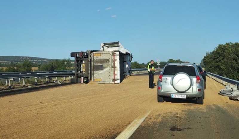 Камион, натоварен с жито, се е обърнал на автомагистрала Тракия,