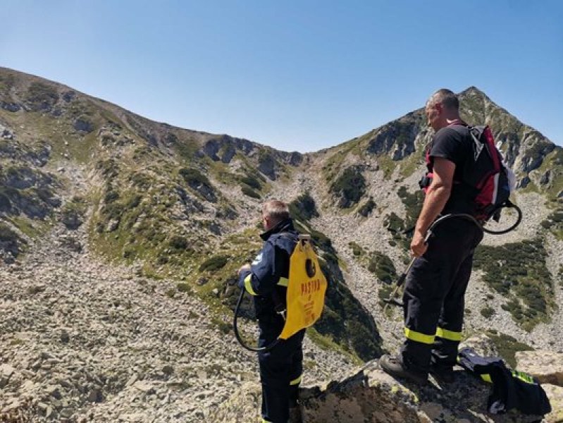 Загасиха пожар в Пирин с вода, носена на гръб