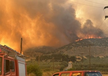 Тежка остава ситуацията с пожарите в Гърция До късно през