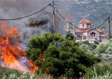 След две седмици огнен ад в Гърция горските пожари започват да