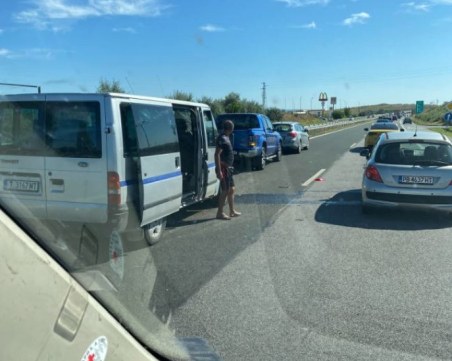 Две катастрофи затрудняват движението на АМ 