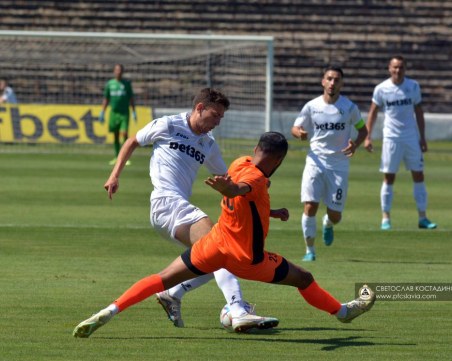 Прекратиха контрола на Славия, треньорът на кипърци се нахвърли да бие играч на 