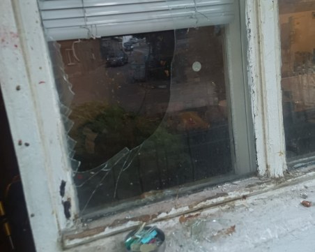Вандали чупят прозорци в Асеновград, жители настояват за контрол