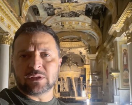 Зеленски с обръщение от разрушената църква в Одеса