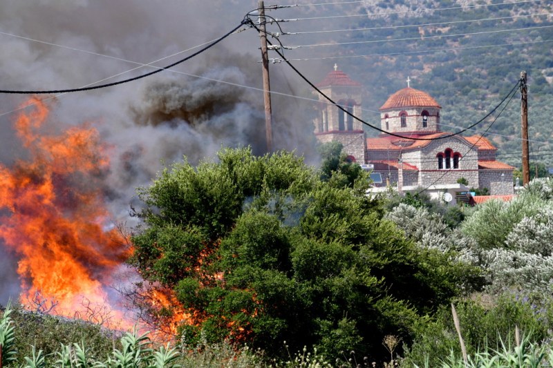 Пожарите в Гърция започват да затихват, отмениха бедственото положение