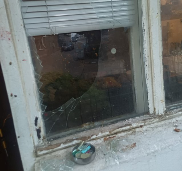 Вандали чупят прозорци в Асеновград, жители настояват за контрол