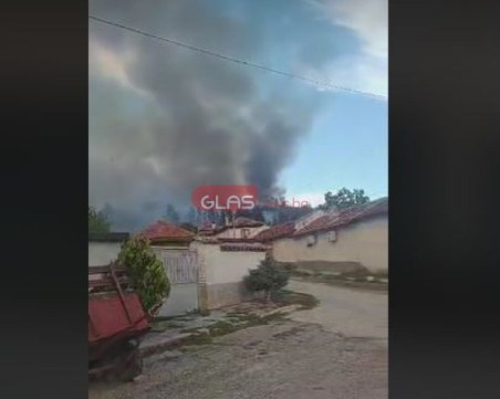 Голям пожар до пловдивско село, 4 пожарни и 100 доброволци гасят ВИДЕО
