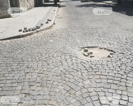 Кола спука гума заради опасна дупка в центъра на Пловдив