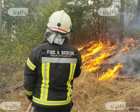 Продължава гасенето на пожара над пловдивското село Искра