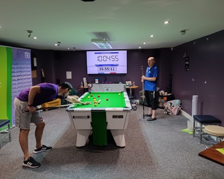 Цели 111 часа! Счупиха рекорда за най-дълга игра на билярд