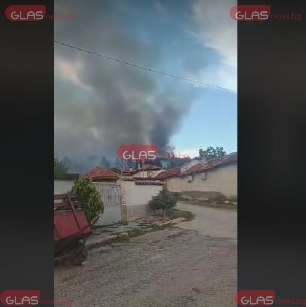 Голям пожар до пловдивско село, 4 пожарни и 100 доброволци гасят ВИДЕО