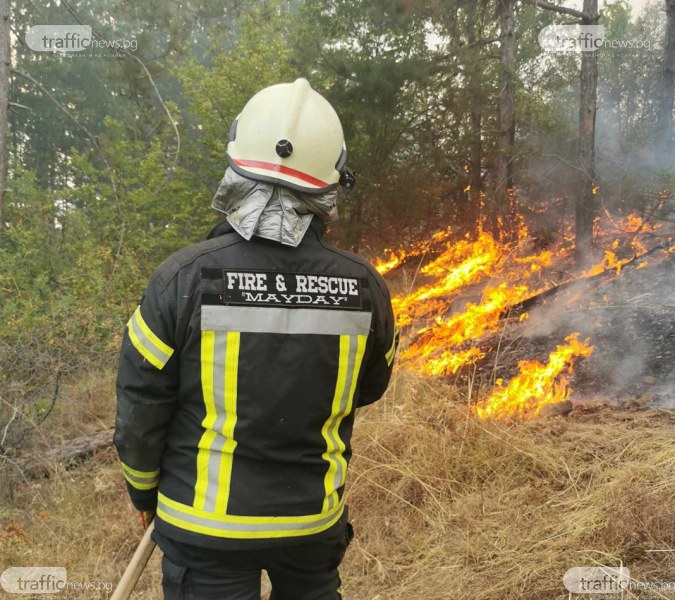 Продължава гасенето на пожара над пловдивското село Искра