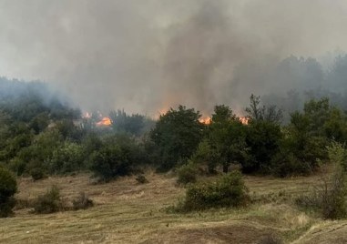 Огънят в първомайското село Искра е локализиран продължава доизгасяването му