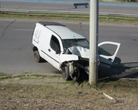 18-годишен шофьор с наскоро взета книжка се заби в стълб в Русе